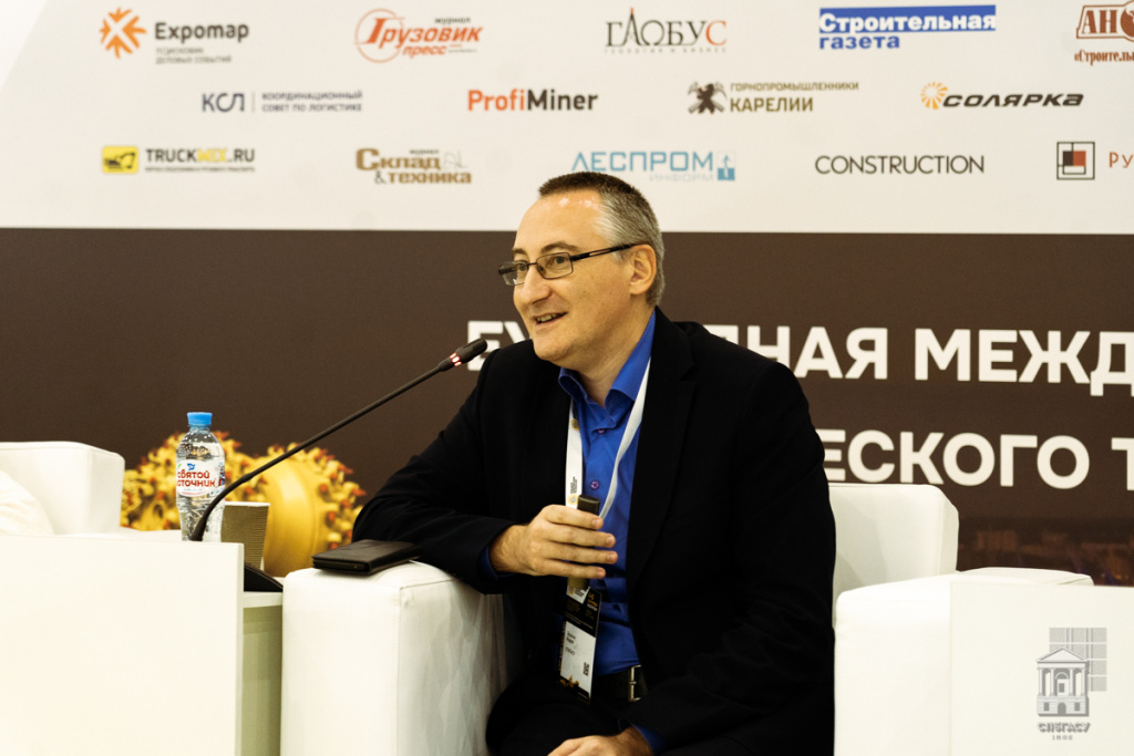 Выступает Андрей Зазыкин Выступает Андрей Зазыкин