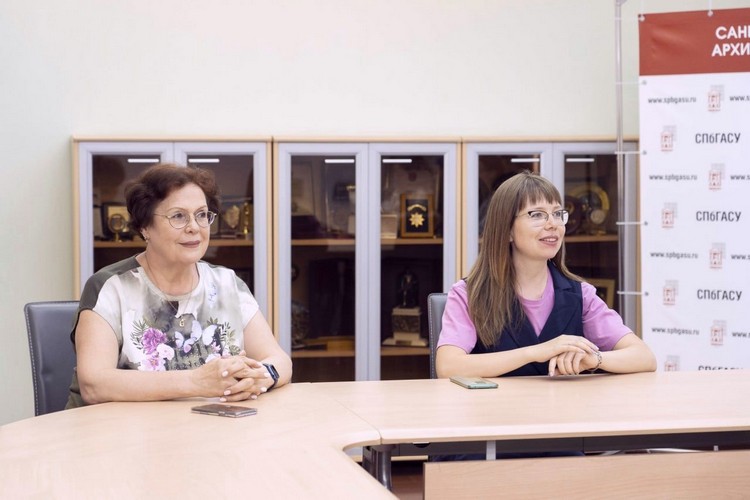 Ирина Луговская и Александра Еремеева на открытии летней школы Ирина Луговская и Александра Еремеева на открытии летней школы