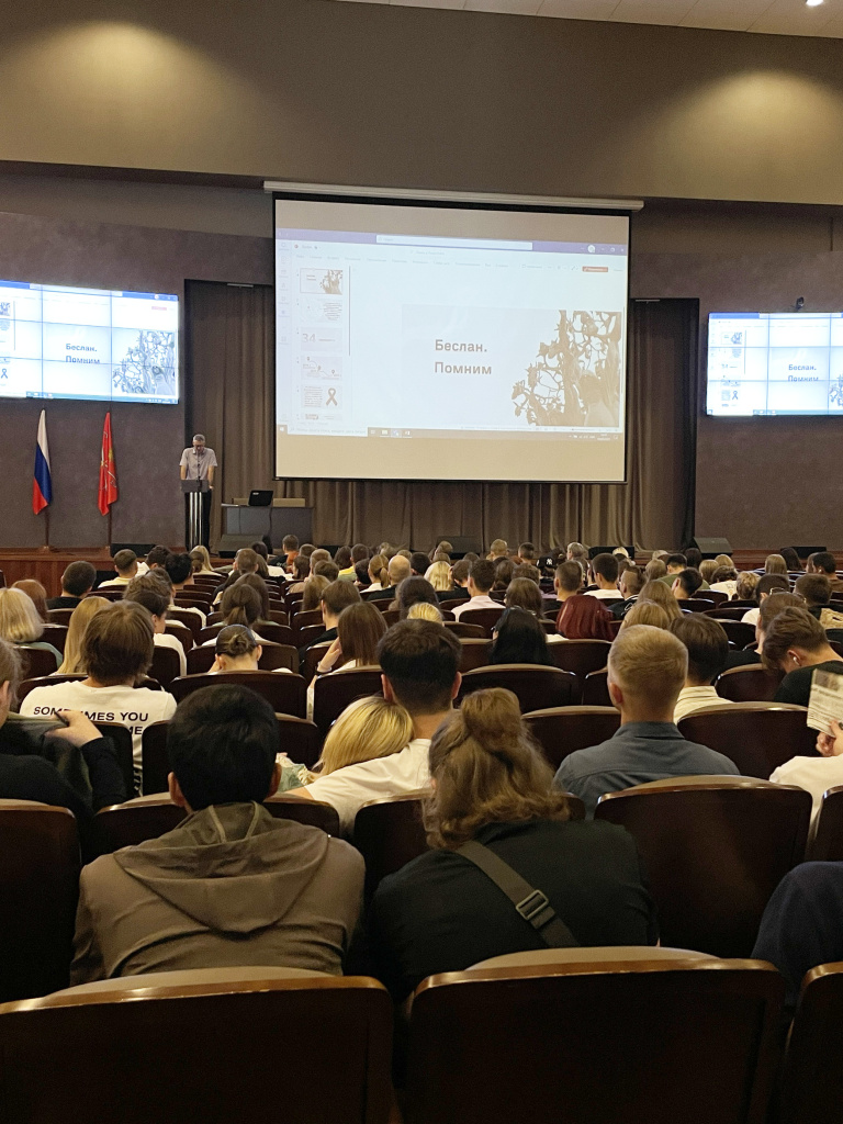 Выступление Евгения Гурьева перед студентами.jpg Выступление Евгения Гурьева перед студентами.jpg