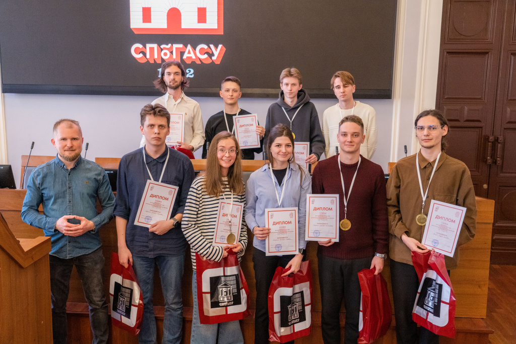 13. Александр Лапыгин (в нижнем ряду слева) и команда «BIM Innovations».jpg