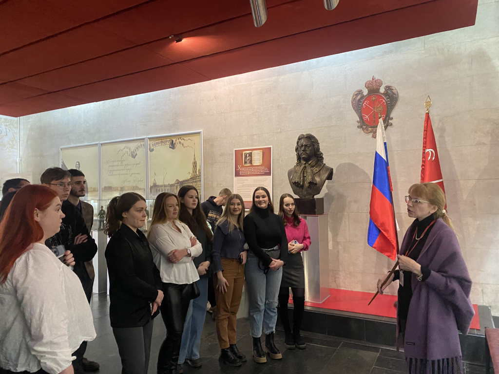 1. Светлана Ремнева ведёт экскурсию.jpg 1. Светлана Ремнева ведёт экскурсию.jpg