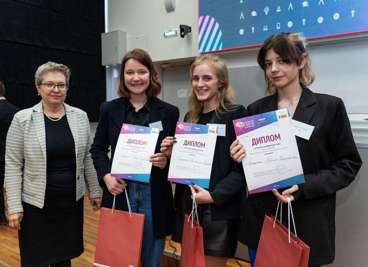 4. Инна Суханова и команда «КиЖ» Юлия Зайцева, Анастасия Астрейко, Мария Никитина.jpg 4. Инна Суханова и команда «КиЖ» Юлия Зайцева, Анастасия Астрейко, Мария Никитина.jpg