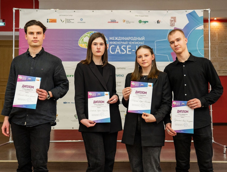 3. Команда «KeyIdea» Никита Тихонов, Дарья Смирнова, Дарья Белогай и Алексей Буржинский.jpg 3. Команда «KeyIdea» Никита Тихонов, Дарья Смирнова, Дарья Белогай и Алексей Буржинский.jpg
