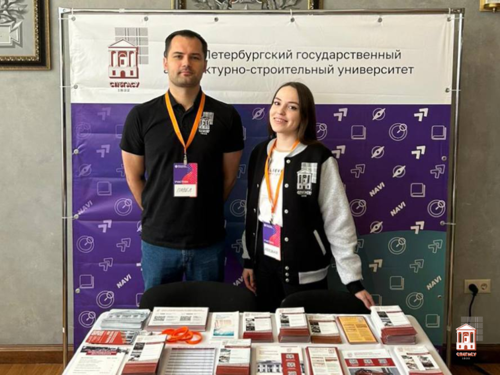 Павел Иванов и Александра Данилова на выставке в Хабаровске.png 2. Павел Иванов и Александра Данилова на выставке в Хабаровске.png
