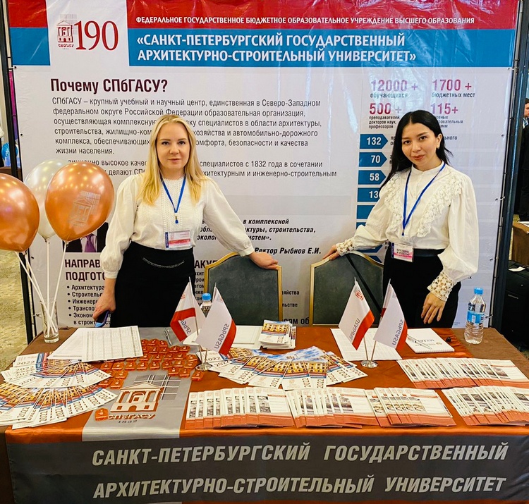 Светлана Петрова и Айшэн Алиева на выставке Светлана Петрова и Айшэн Алиева на выставке