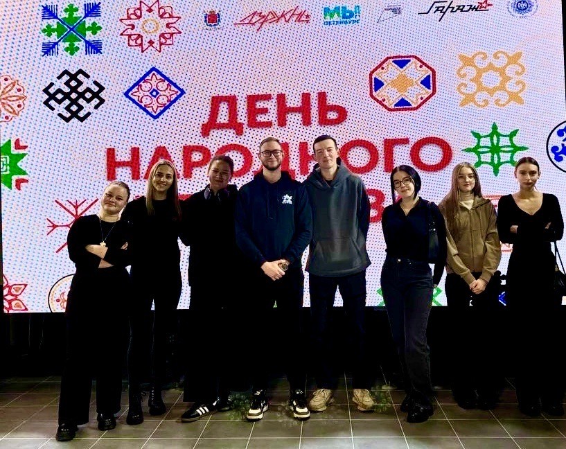 Участники викторины Анна Афанасьева, Вероника Меламедова, Александра Кудрявцева, Иван Кодачиков, Станислав Ротманский, Екатерина Бедина, Анна Фёдорова и Милана Меркулова Участники викторины Анна Афанасьева, Вероника Меламедова, Александра Кудрявцева, Иван Кодачиков, Станислав Ротманский, Екатерина Бедина, Анна Фёдорова и Милана Меркулова