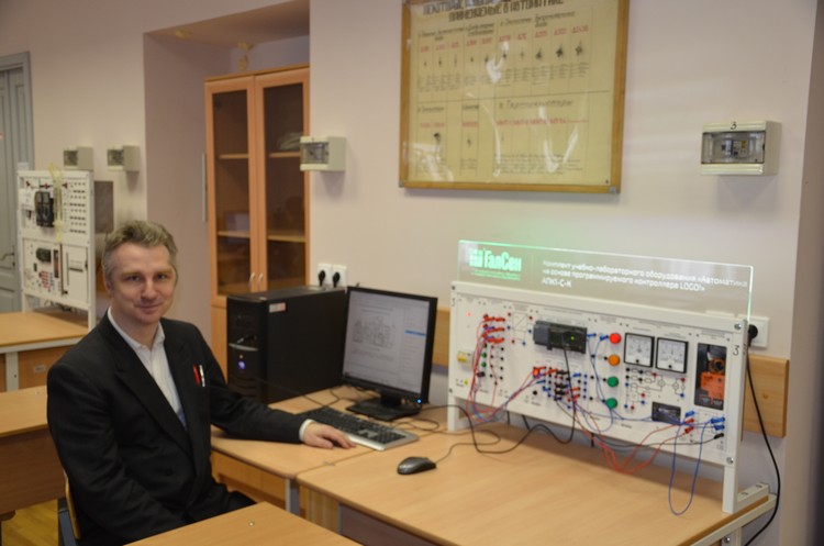 Доцент Александр Епишкин в лаборатории автоматизации