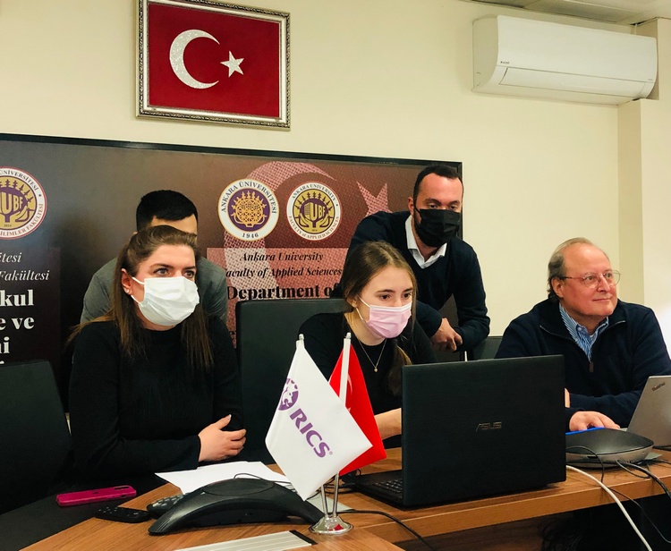 Команда Стамбул во время защиты проекта